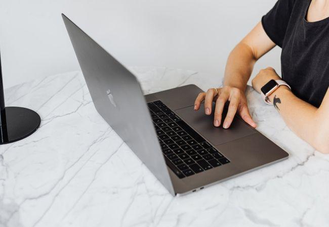 Tisch, Marmor, Frau, Laptop